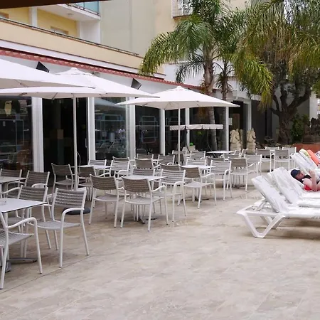Hotel La Palmera &